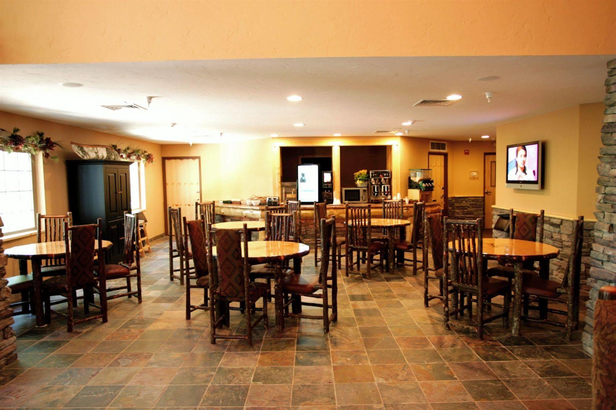 Whitefish Lodge And Suites Cross Lake Exterior foto